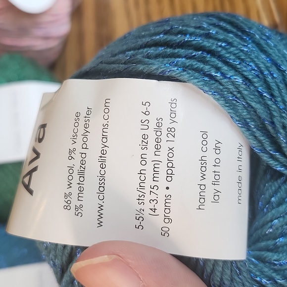 4 skiens if Ava yarn & 1 skien of Fashion pixel yarn - Picture 5 of 7